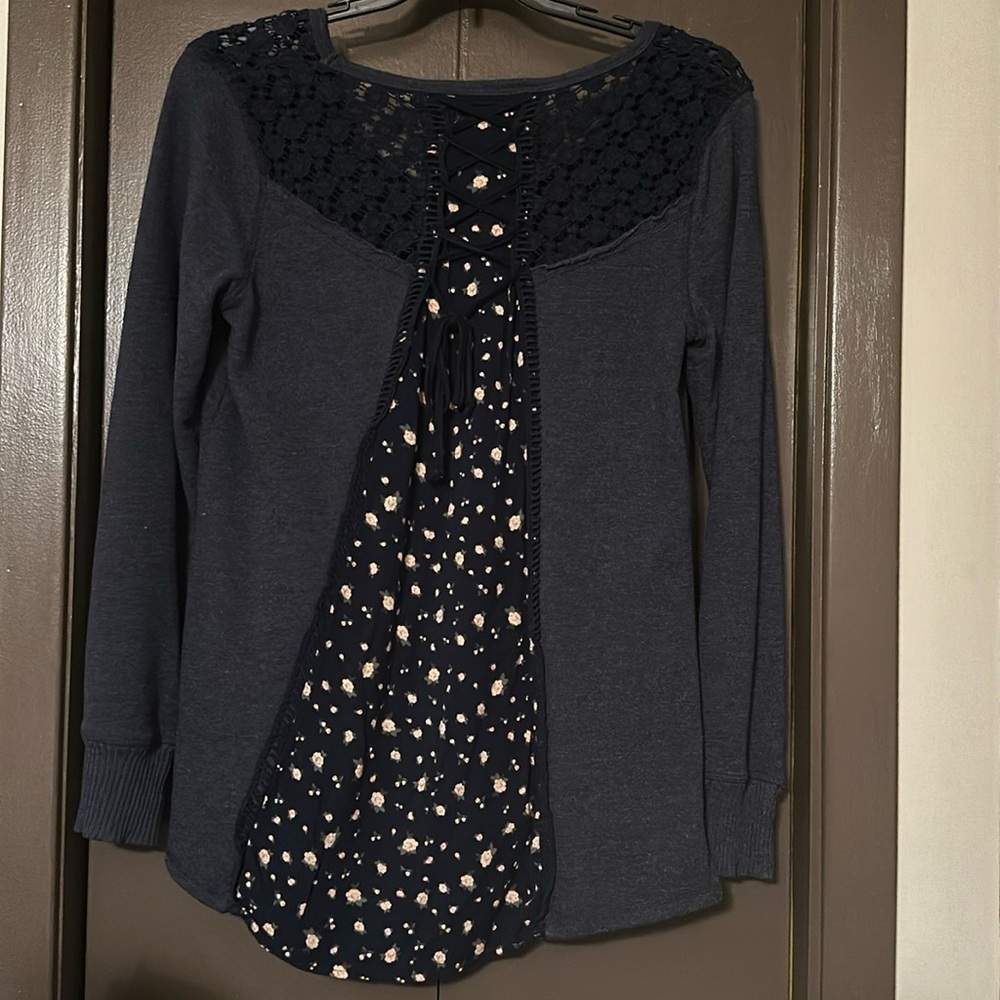 Like new Maurice’s lace up back lightweight sweatshirt, xl
